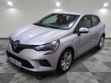la voiture argentée est garée sur le sol en damier d'un garage