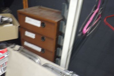 un placard rempli d'objets
