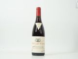 une bouteille de vin posée sur une table