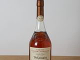 La bouteille de Delamain est posée sur une table en bois.