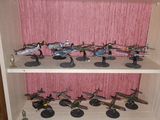 il y a beaucoup d'avions miniatures sur les étagères de la pièce