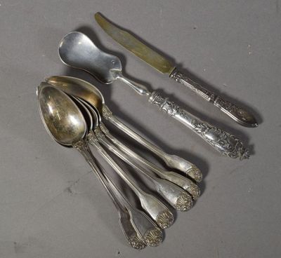 cinq cuillères en argent et un couteau sur une table
