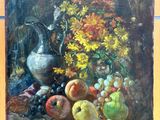 une peinture représentant un vase de fleurs et de fruits sur une table
