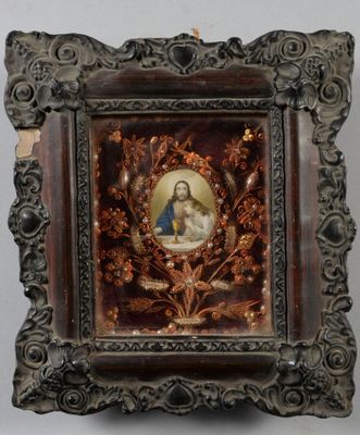 un cadre décoré contenant une image de la Vierge Marie et de l'Enfant Jésus