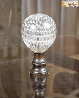 une boule de verre posée sur une table en verre