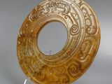 une image représentant une assiette en verre gravé posée sur un socle transparent