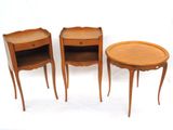 trois petites tables et une petite table sur fond blanc
