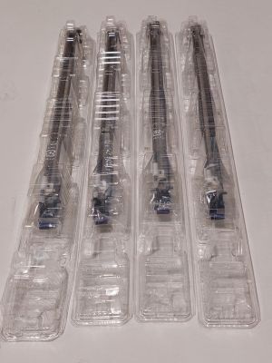 six types différents de brosses à dents dans des étuis en plastique transparent posés sur une table