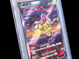 un gros plan d'une carte Pokémon dans un étui en plastique transparent