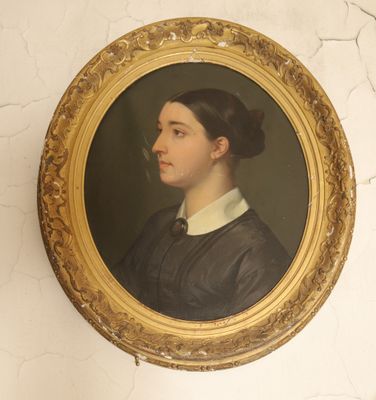 portrait d'une femme vêtue d'une robe noire et d'une chemise à col blanc