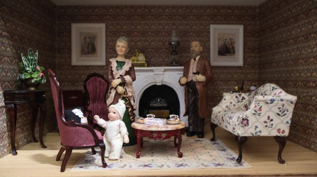 Diorama. Composition miniature, dans une vitrine en bois, vitre e...