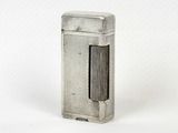 un briquet argenté posé sur une surface blanche