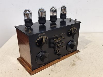 une radio à l'ancienne avec quatre tubes sur le dessus