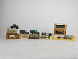 un grand nombre de jouets posés sur une table