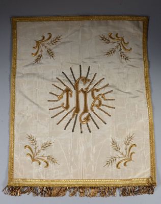 Voile de tabernacle en soie moirée beige, encadrée de galon …