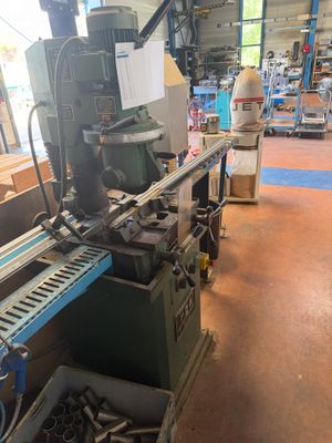 une image d'une machine qui travaille sur un morceau de bois