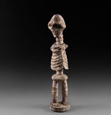 l'image d'une statue d'un homme debout sur un piédestal