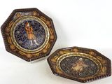 deux assiettes décoratives représentant une femme, posées sur une table