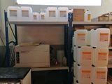 une pièce remplie de cartons et équipée d'un micro-ondes