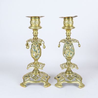 paire de bougeoirs anciens en laiton ornés de motifs floraux