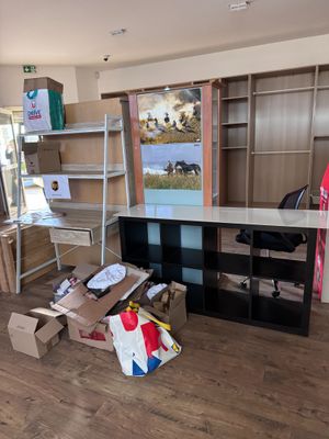 Un lot de mobilier comprenant une vitrine deux portes, une