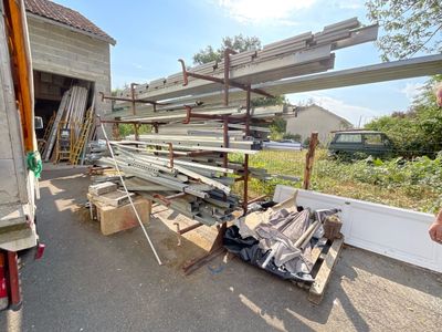 un homme qui se tient à côté d'un camion