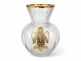 un vase en verre orné d'un motif de fleuron doré