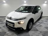 la citrole blanche est garee sur un carrelage en damier