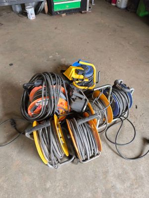un tas de câbles et d'outils par terre dans un garage