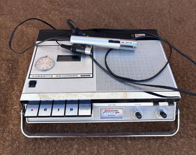 une radio posée sur une table