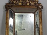 un miroir accroché au mur de la pièce