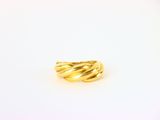 gros plan d'une bague en or sur une surface blanche