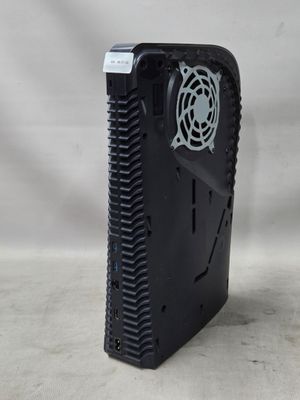 un petit ordinateur noir muni d'un ventilateur sur le dessus