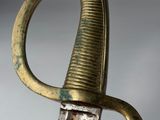 une vieille épée à la poignée dorée sur fond gris