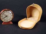 une petite boîte en bois avec une horloge à l'intérieur