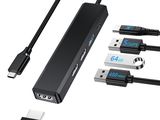 un gros plan d'un câble USB branché sur un adaptateur USB