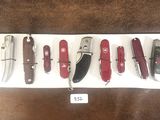 de nombreux types de couteaux exposés dans une vitrine