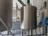 un grand réservoir métallique muni d'un tuyau