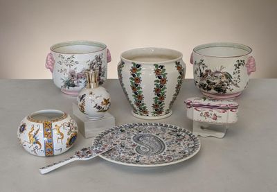 de nombreux types de vases et de bols sur la table