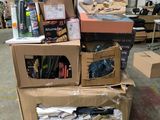 une pile de boîtes empilées les unes sur les autres