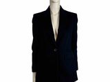 une photo d'un mannequin portant un blazer noir et un short