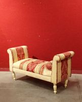 Petite banquette à pieds tournés laqué et gainé de tissu.