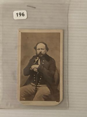 une vieille photo d'un homme tenant une pipe à la main
