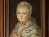 portrait d'une femme en robe blanche avec un nœud rouge