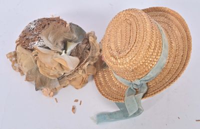 un chapeau de paille orné d'un ruban bleu et un chapeau de paille orné d'un ruban bleu