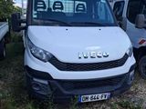 une camionnette blanche garée à côté d'un camion blanc
