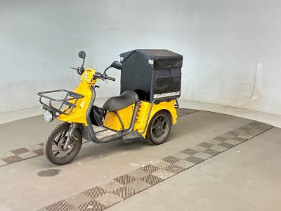 un scooter jaune avec un coffre noir à l'arrière