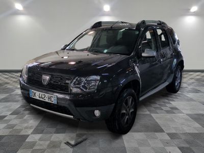 une photo d'un 4x4 noir garé dans un garage