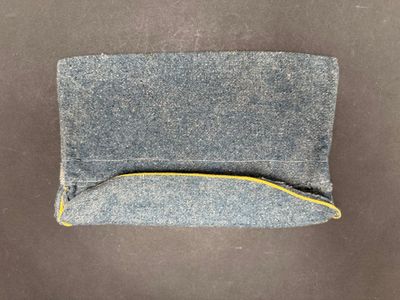 pochette en jean gris avec une fermeture éclair jaune
