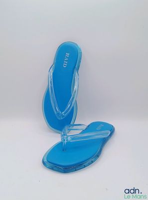 une paire de tongs bleues posées sur une surface blanche, sur fond blanc